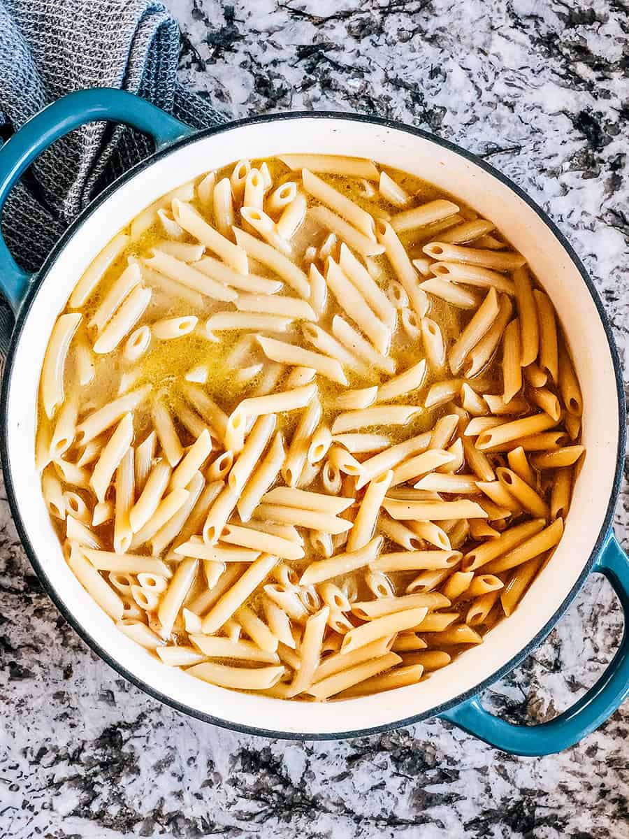 Pâtes penne cuites dans le bouillon de poulet.