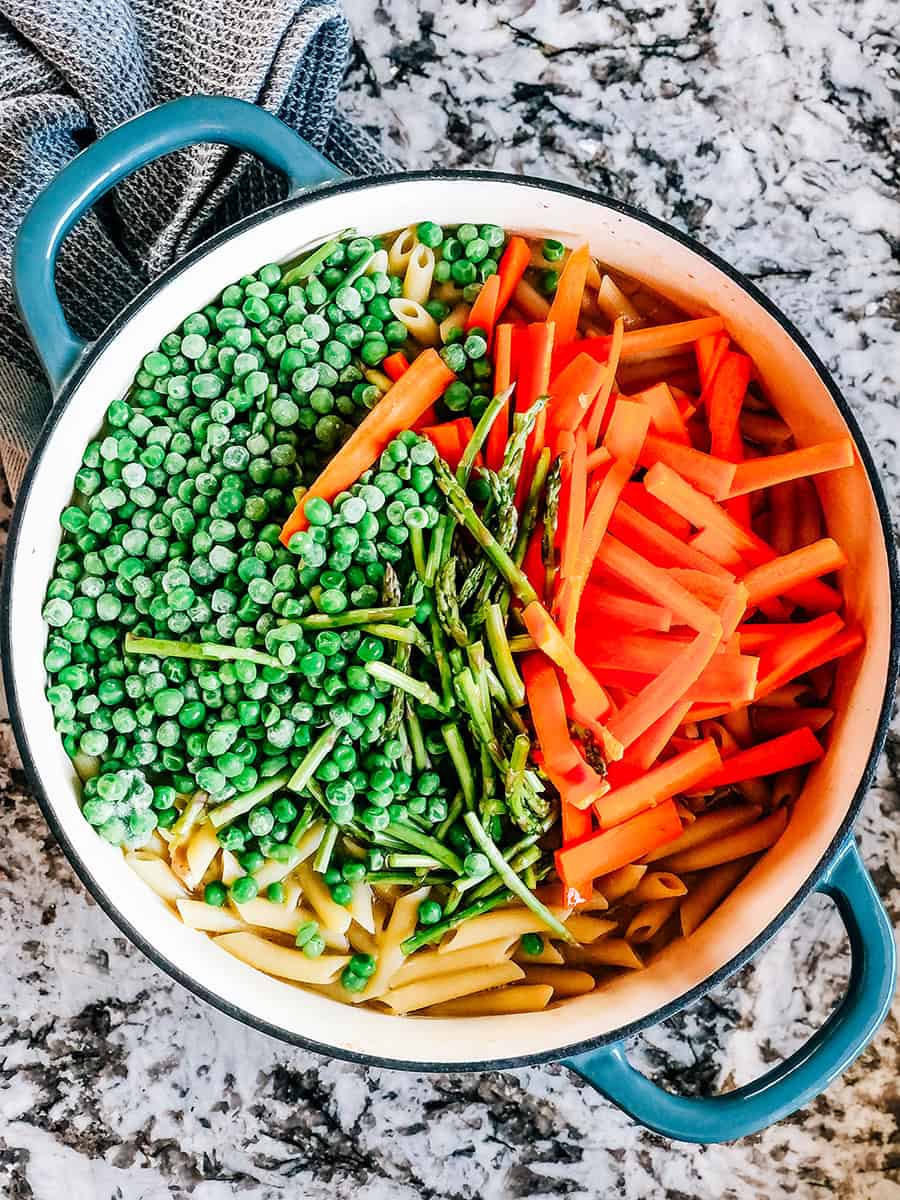 Carottes congelées, carottes fraîches et asperges ajoutées aux pâtes penne.