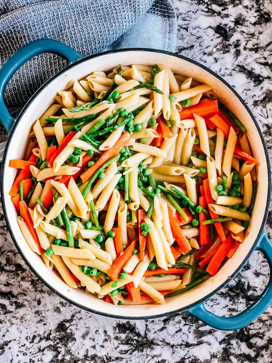 Légumes et pâtes cuits dans une grande cocotte.