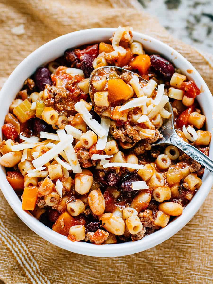 Un bol de soupe copieuse avec de la viande, des haricots, des légumes colorés et des pâtes ditalini : la soupe Pasta E Fagioli !