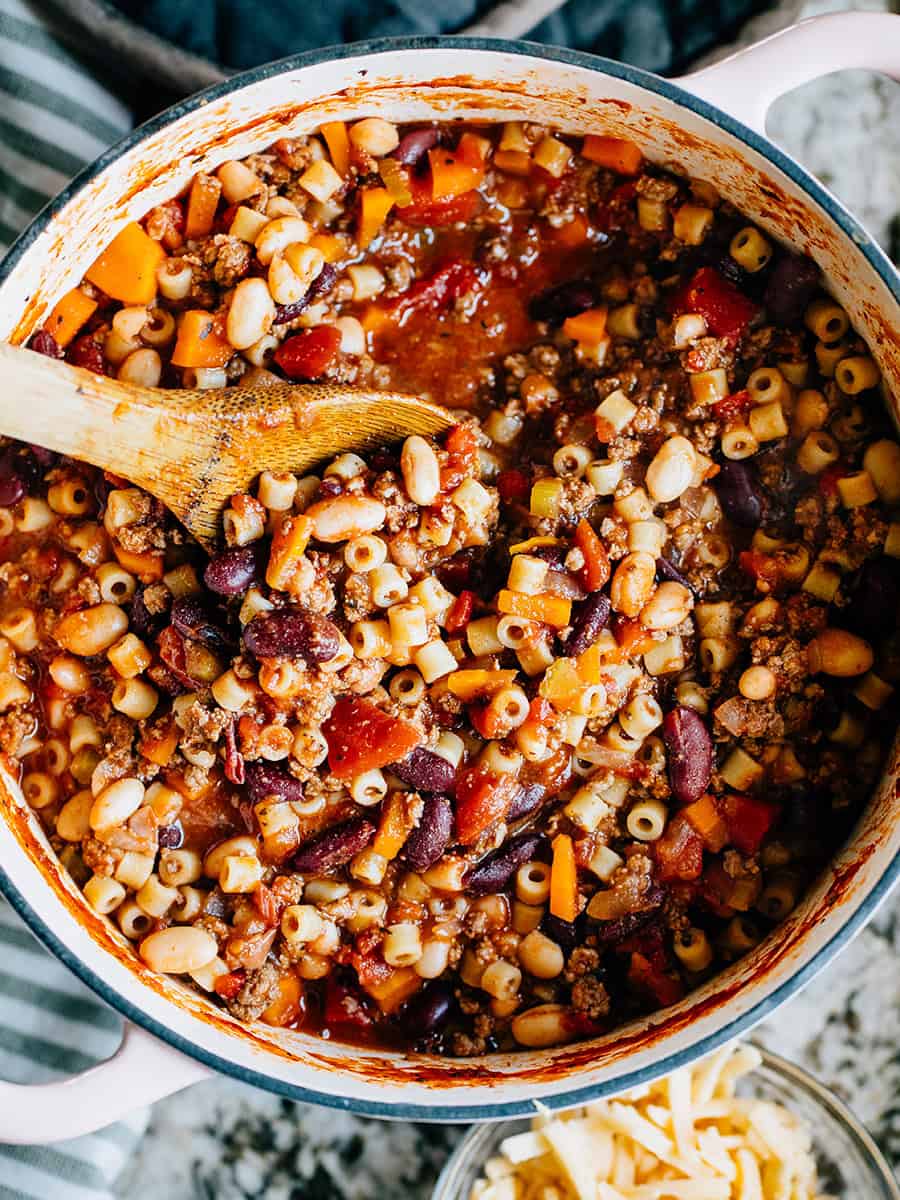 Soupe complète Pasta E Fagioli. C'est une soupe copieuse faite avec de la viande hachée, de délicieux haricots, des légumes tendres et des pâtes Ditalini avec du parmesan fraîchement râpé à côté.