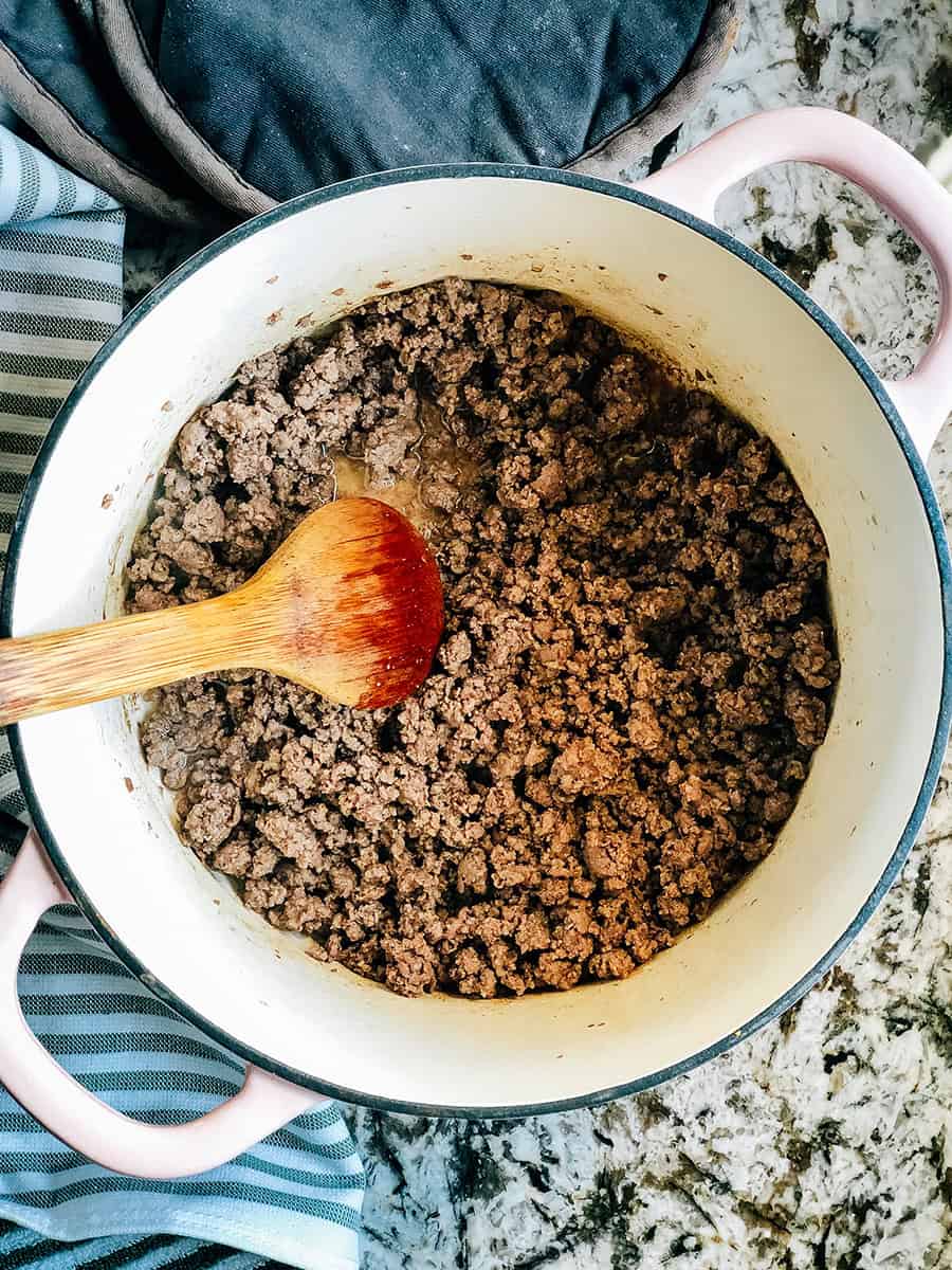 Étape un pour la soupe Pasta E Fagioli : Faites dorer la viande hachée dans une grande marmite.