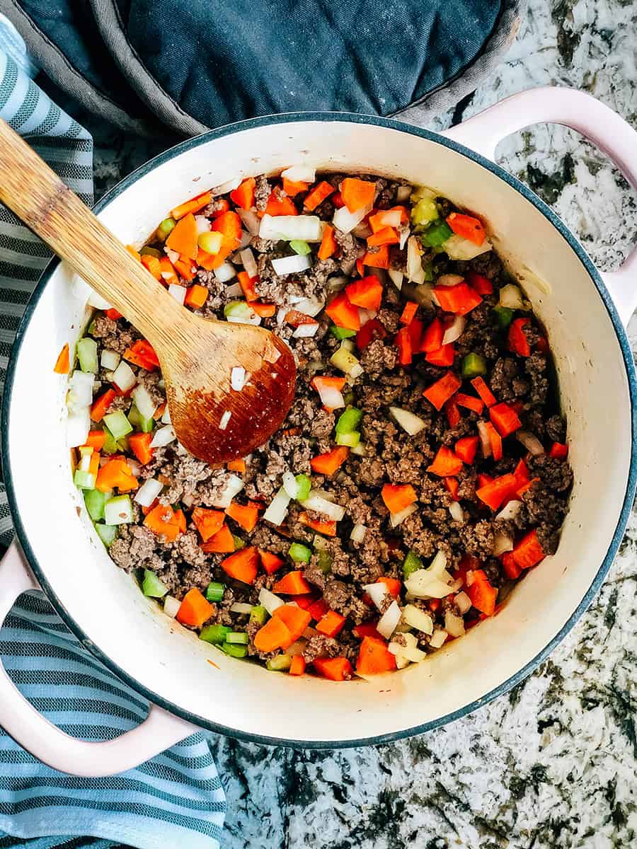 Étape trois pour la soupe Pasta E Fagioli : Mélangez les légumes et faites-les cuire jusqu'à ce qu'ils soient tendres.