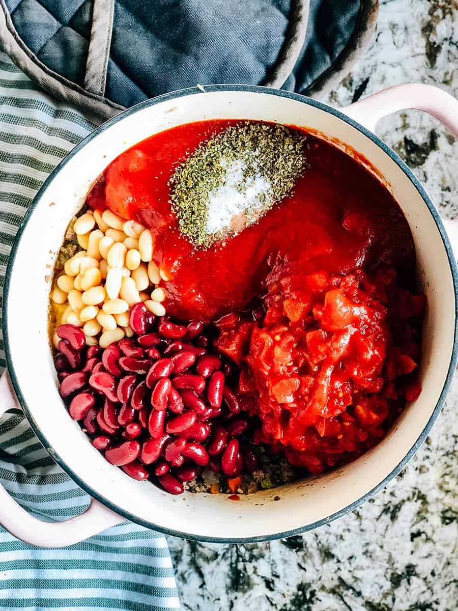 Étape quatre pour la soupe Pasta E Fagioli : Ajoutez tous les autres ingrédients sauf les pâtes et laissez mijoter la soupe pendant 50 minutes.