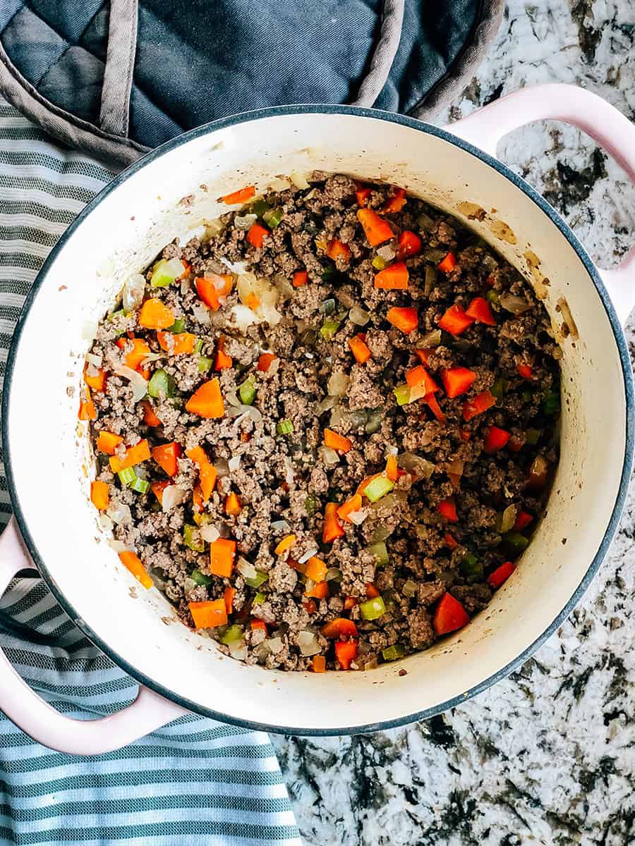 Légumes cuits dans la soupe Pasta E Fagioli.