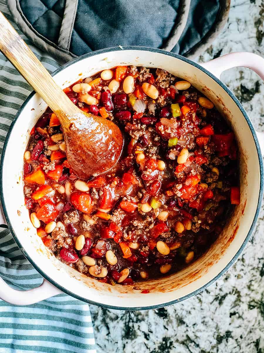 Tous les ingrédients mélangés dans la soupe sauf les pâtes.