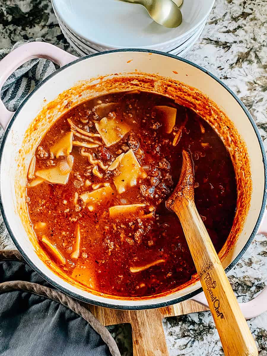 Soupe de lasagne cuite et prête à être servie, prête à être garnie de fromages et de persil frais.