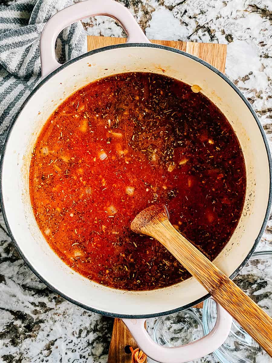 Tout sauf les herbes fraîches et le fromage pour la soupe de lasagne dans une casserole, prêt à mijoter.