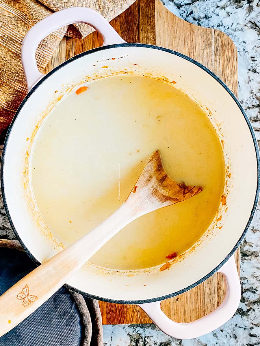 Étape huit : Bouillon, lait versés dans la casserole.