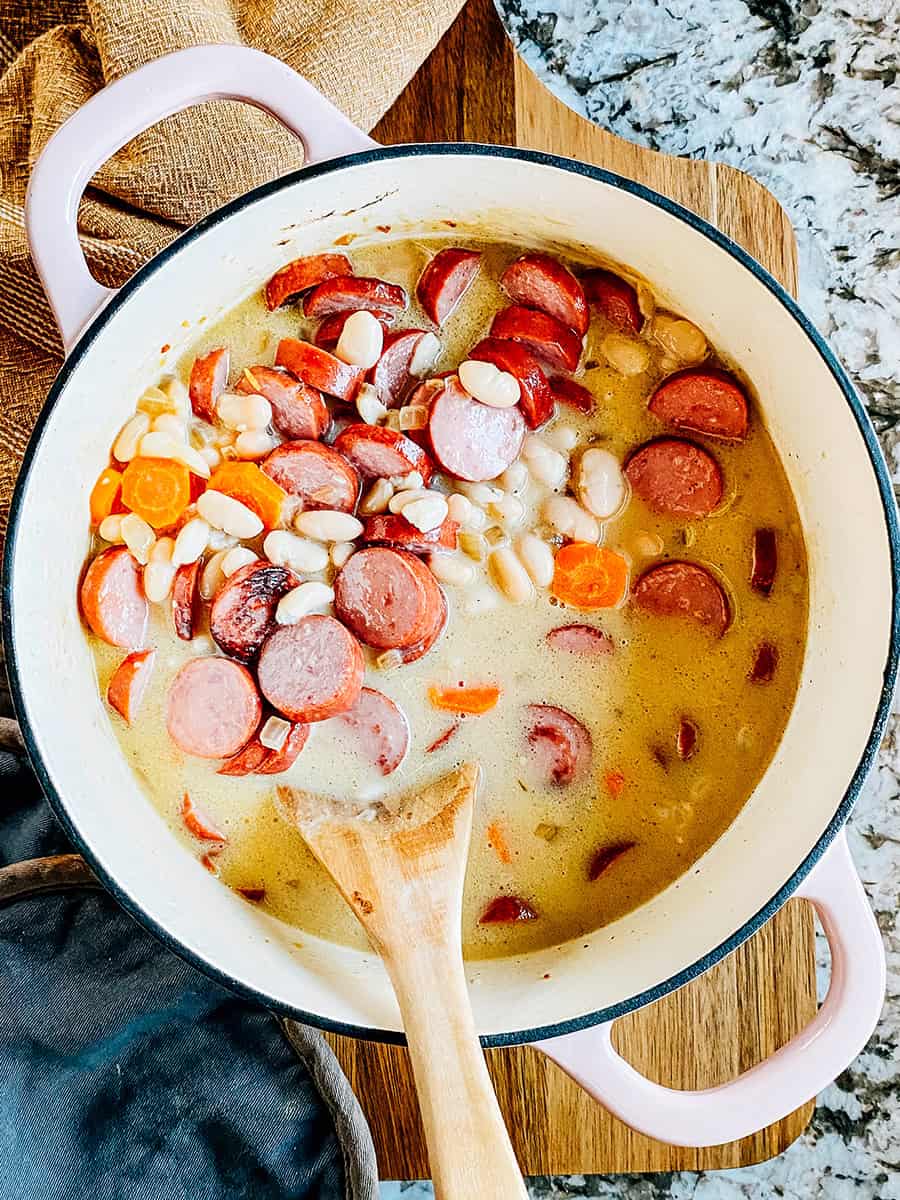 Mélangé et prêt à mijoter, soupe de kielbasa avec des haricots.