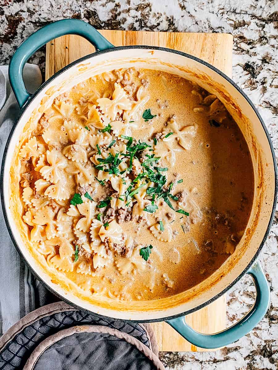 Un plat copieux de boeuf et de pâtes en forme de nœud papillon dans une sauce crémeuse avec du fromage cheddar fondu !