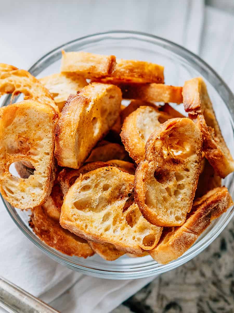 Tranches de baguette toastée dans un bol.