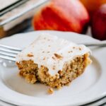 Blondies aux pommes avec un glaçage au fromage à la crème à l’érable