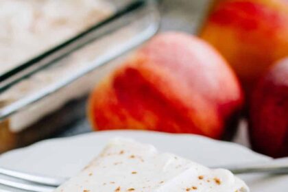 Blondies aux pommes avec un glaçage au fromage à la crème à l’érable