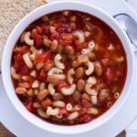 Soupe de haricots cuits au four et de macaronis