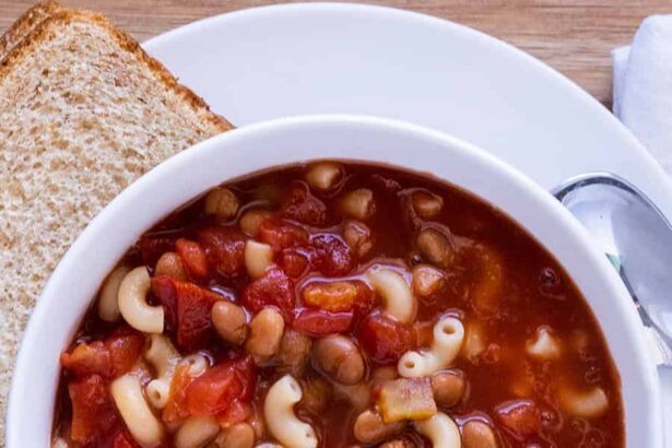 Soupe de haricots cuits au four et de macaronis
