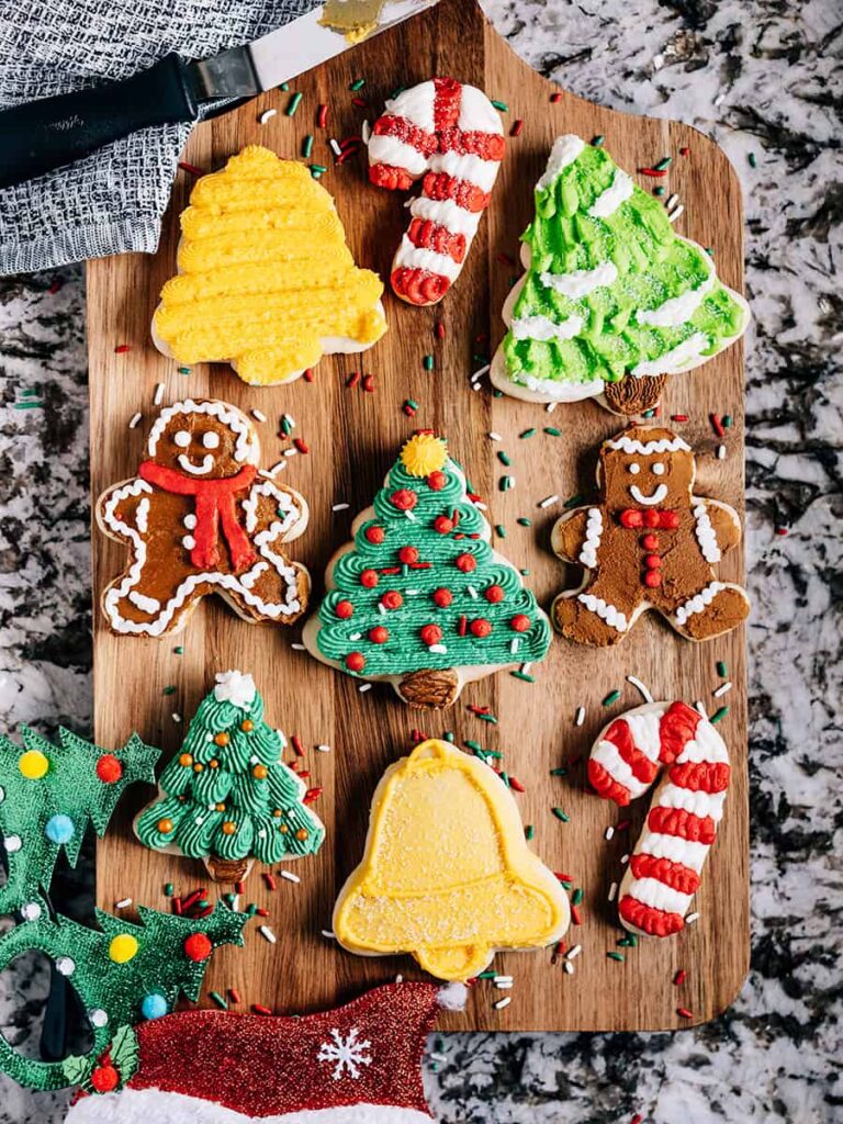 Un plateau varié de biscuits sucrés classiques décorés pour Noël et prêts pour une fête.