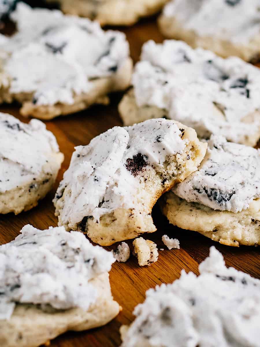 Un gros plan d'un biscuit glacé au chocolat et à la crème avec une bouchée.