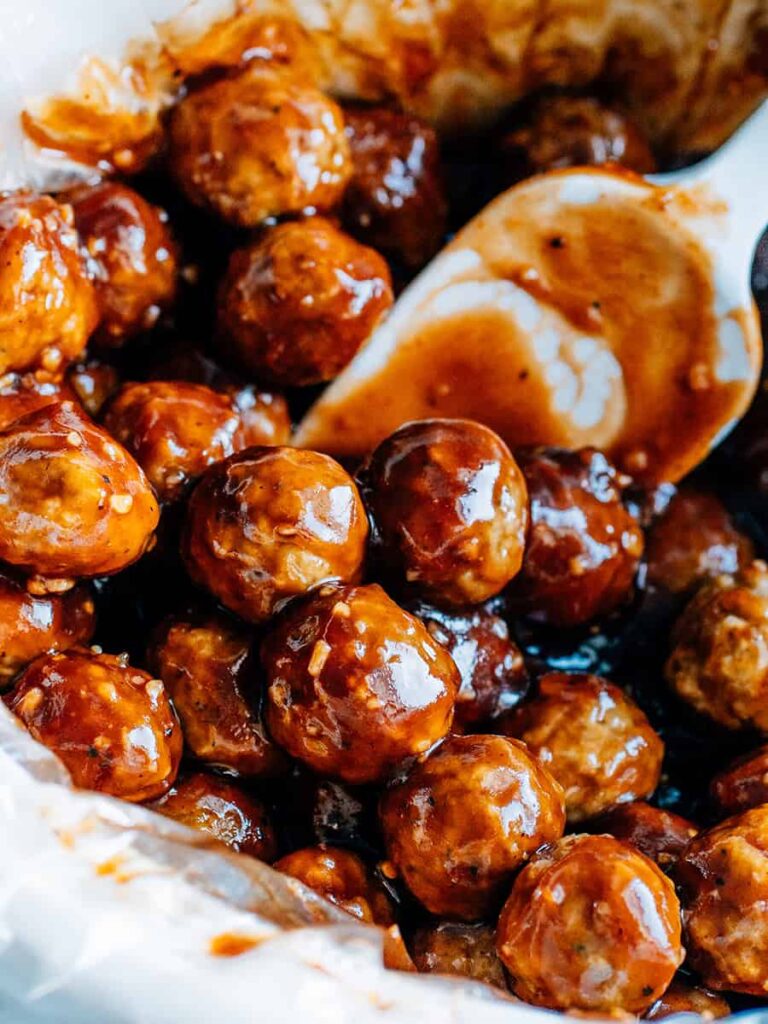 Boulettes de viande dans une sauce barbecue, miel, ail haché et sauce cocktail au poivre de Cayenne.
