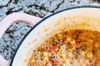 Soupe crémeuse de saucisse italienne au parmesan