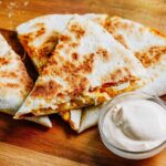 Quesadillas de poulet faciles avec une sauce maison