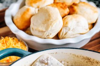 Gravy de Saucisse Facile et Ses Biscuits