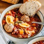 Soupe italienne aux boulettes de viande et tortellinis au fromage