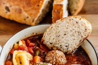 Soupe italienne aux boulettes de viande et tortellinis au fromage