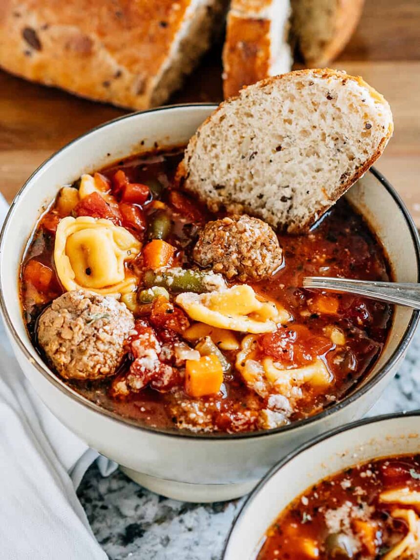 Soupe italienne aux boulettes de viande et tortellinis au fromage