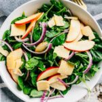 Salade de parmesan, épinards et roquette avec pommes et noix