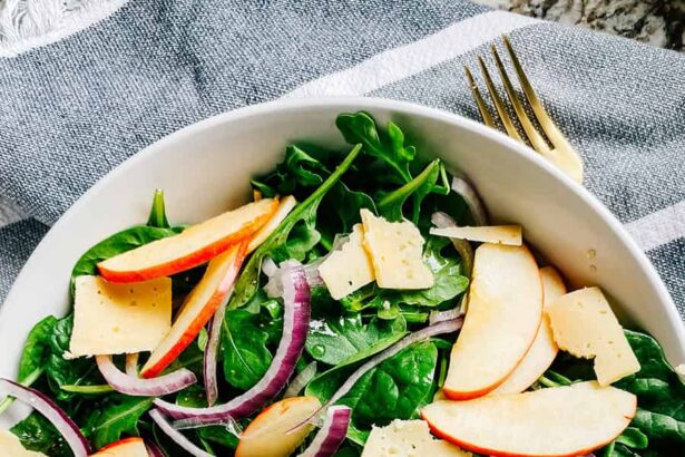 Salade de parmesan, épinards et roquette avec pommes et noix