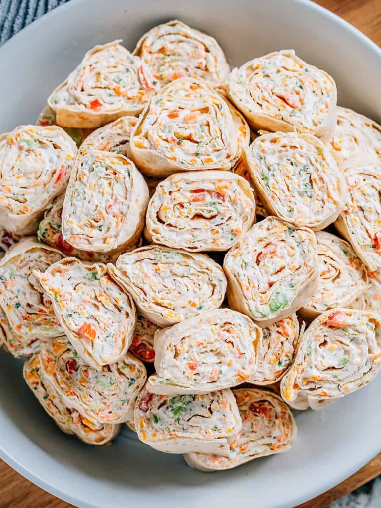 Vue d'ensemble des rouleaux de légumes servis comme apéritif parfait pour une fête.