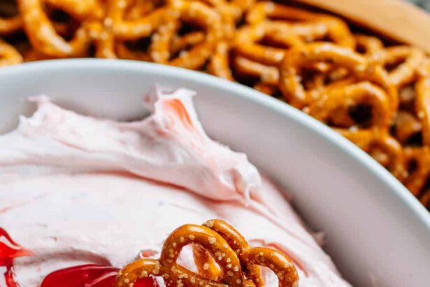 Trempette de salade aux fraises et bretzels