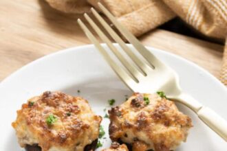 Champignons farcis aux saucisses et au fromage à la crème