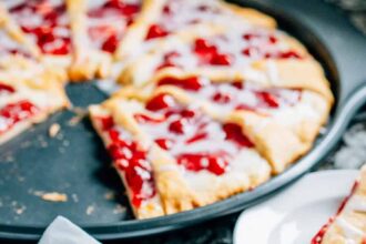 Couronne de croissants au fromage à la crème et aux cerises