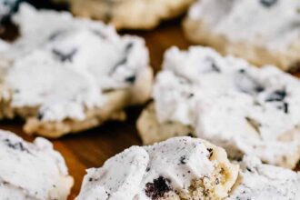 Biscuits à la crème glacée et aux morceaux de crème