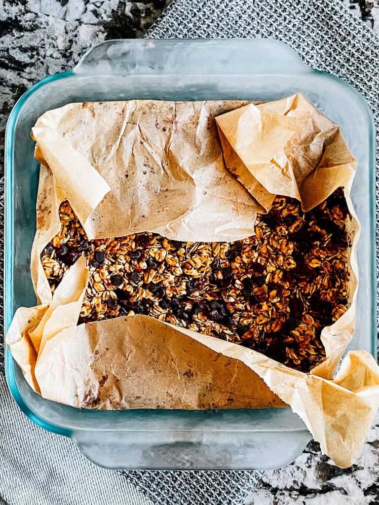 Bloc de barres granola réfrigérées dans un plat de cuisson.