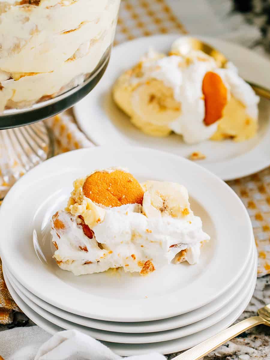Portion individuelle de pudding à la banane sur une assiette avec une tranche de banane et des gaufrettes Nilla sur le dessus !