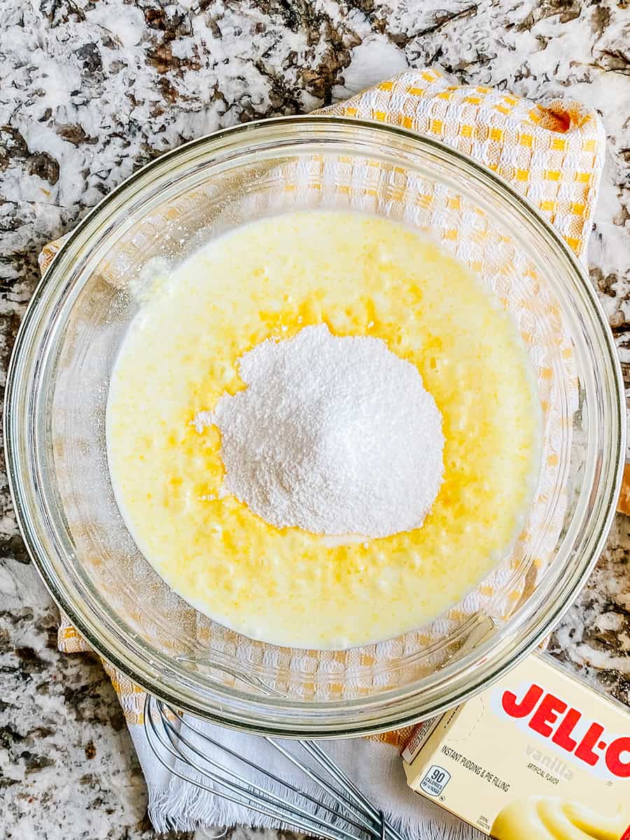 Étape 1 pour le pudding à la banane : Ajouter le lait et les sachets de pudding instantané dans un bol de mélange.