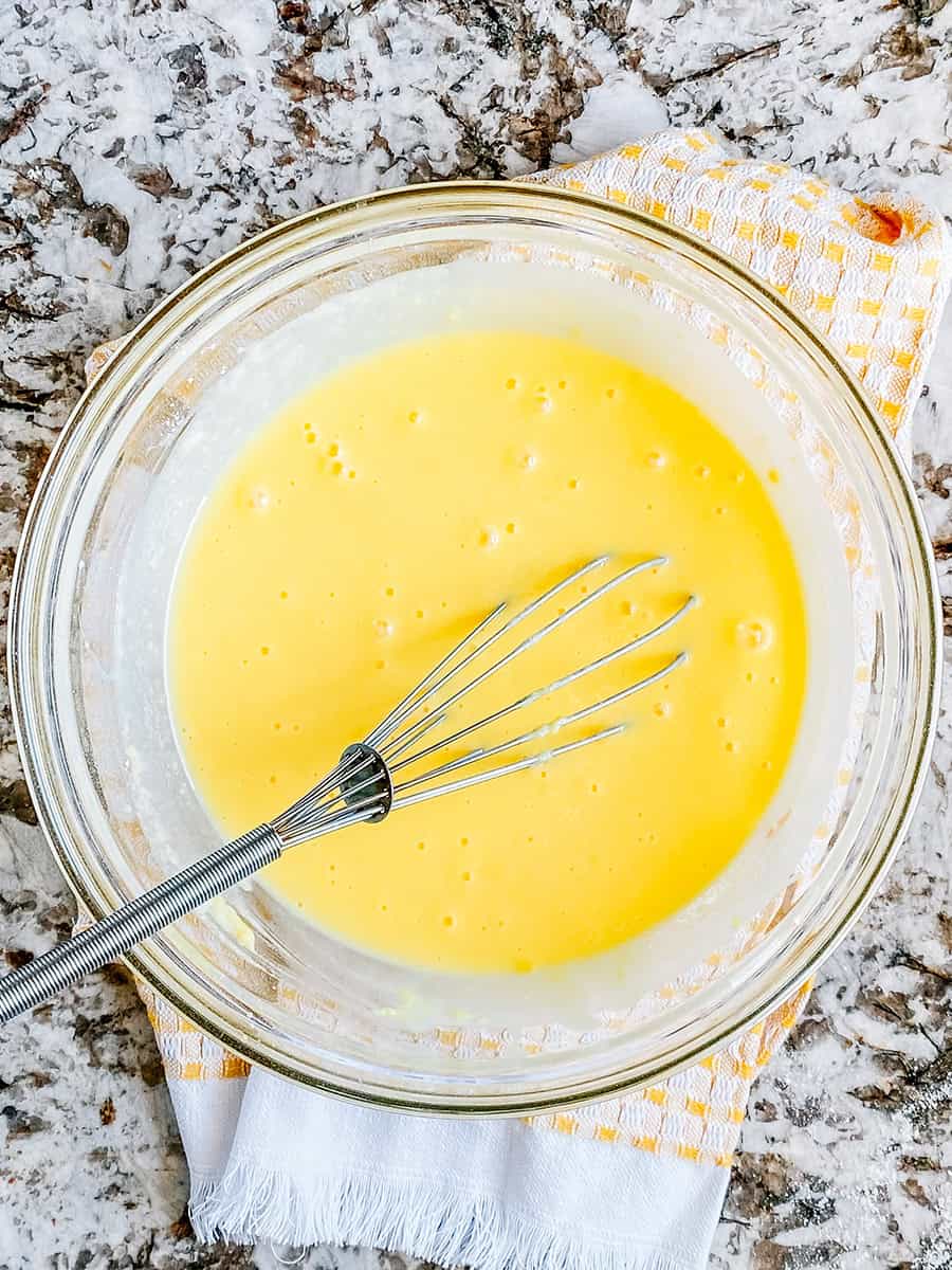 Pudding à la vanille fouetté dans un bol en verre.