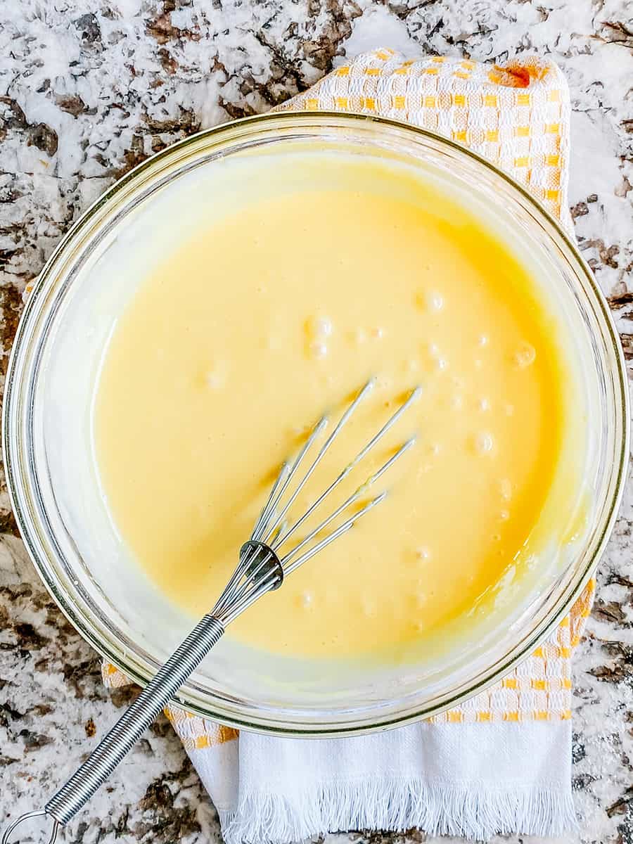 Pudding à la vanille fouetté et lait concentré.