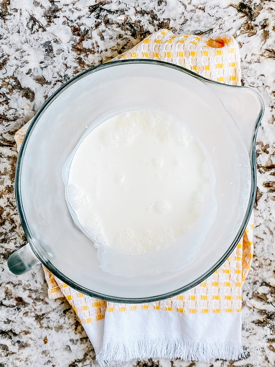 Crème à fouetter épaisse dans un bol de mélange refroidi.