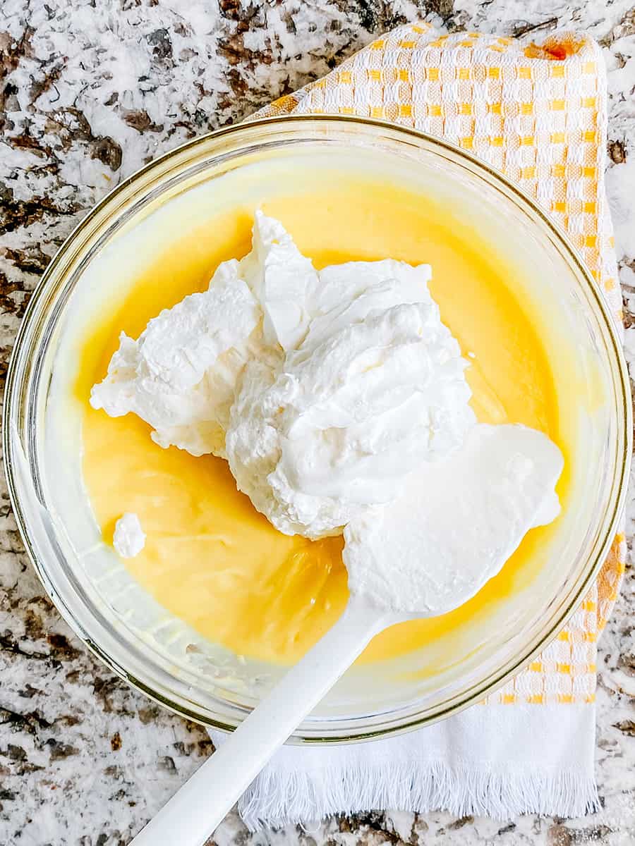 Nappage fouetté sur le pudding.