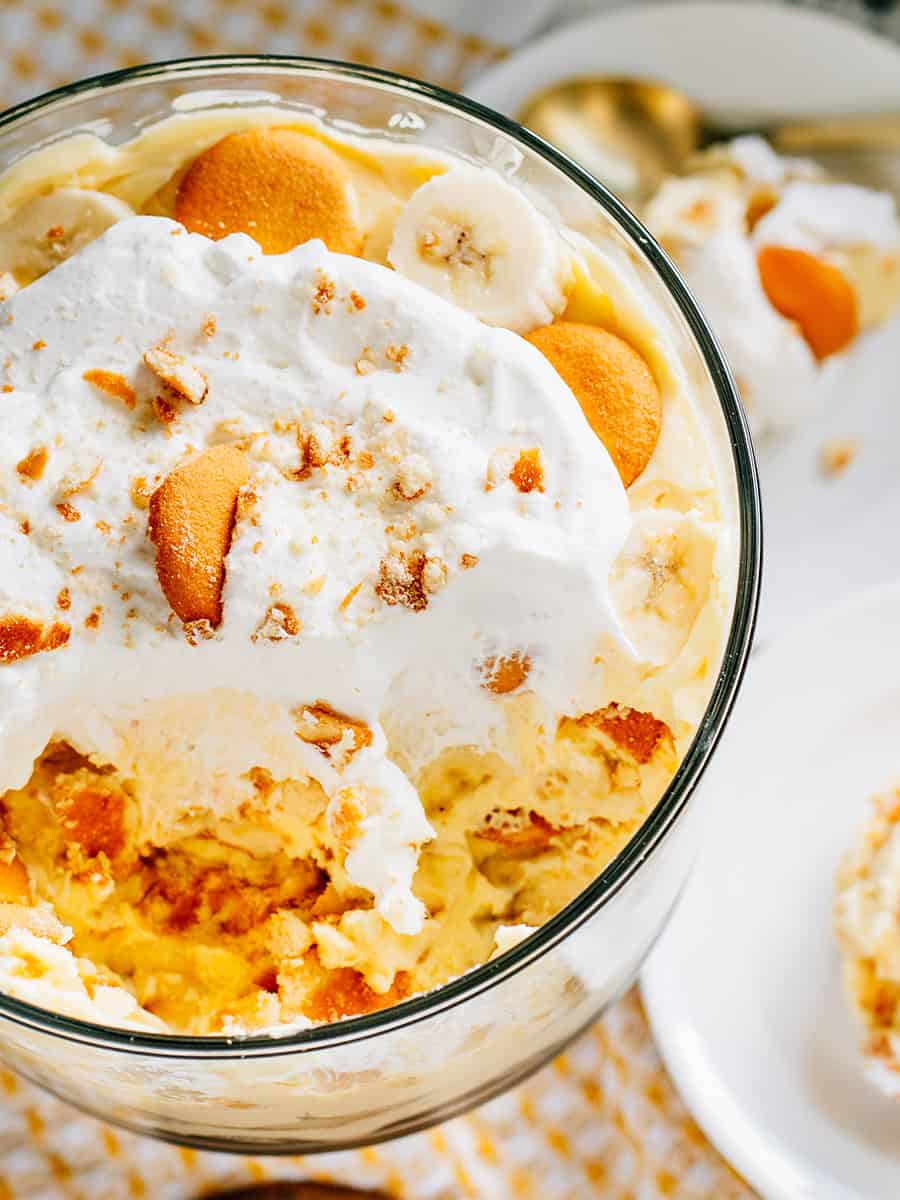 Vue du dessus : Portion individuelle de pudding à la banane sur une assiette avec une tranche de banane et des gaufrettes Nilla sur le dessus !
