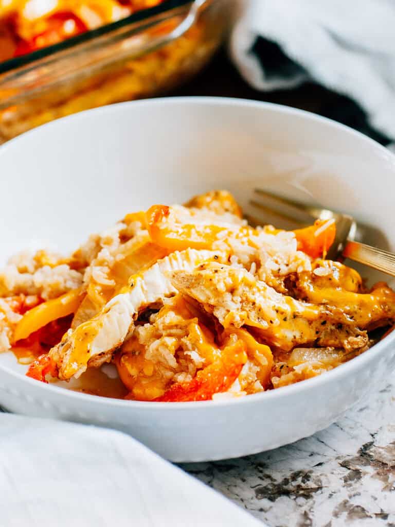 Un bol de poulet fajita au four prêt à être mangé.