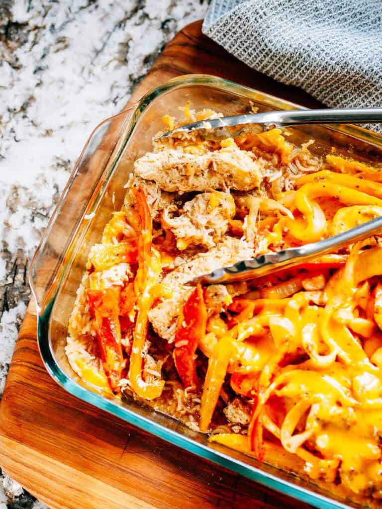 Tranches de poulet dans le plat de fajitas cuit.
