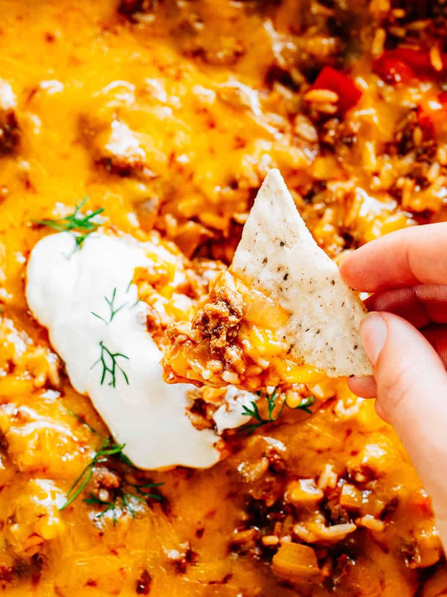 Une tortilla trempée dans la poêle à tacos avec du fromage fondu, du riz et de la viande à tacos !