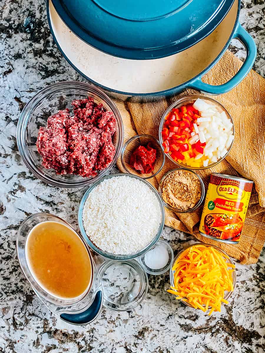 Ingrédients pour la poêle de riz aux tacos de boeuf : Riz Minute, boeuf haché, eau, sel, poivrons hachés, oignons, concentré de tomate, assaisonnement à tacos, bouillon de boeuf, sauce enchilada rouge et fromage cheddar râpé.