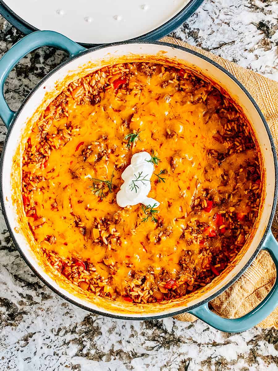 La poêle complète de riz aux tacos de boeuf vue d'en haut.