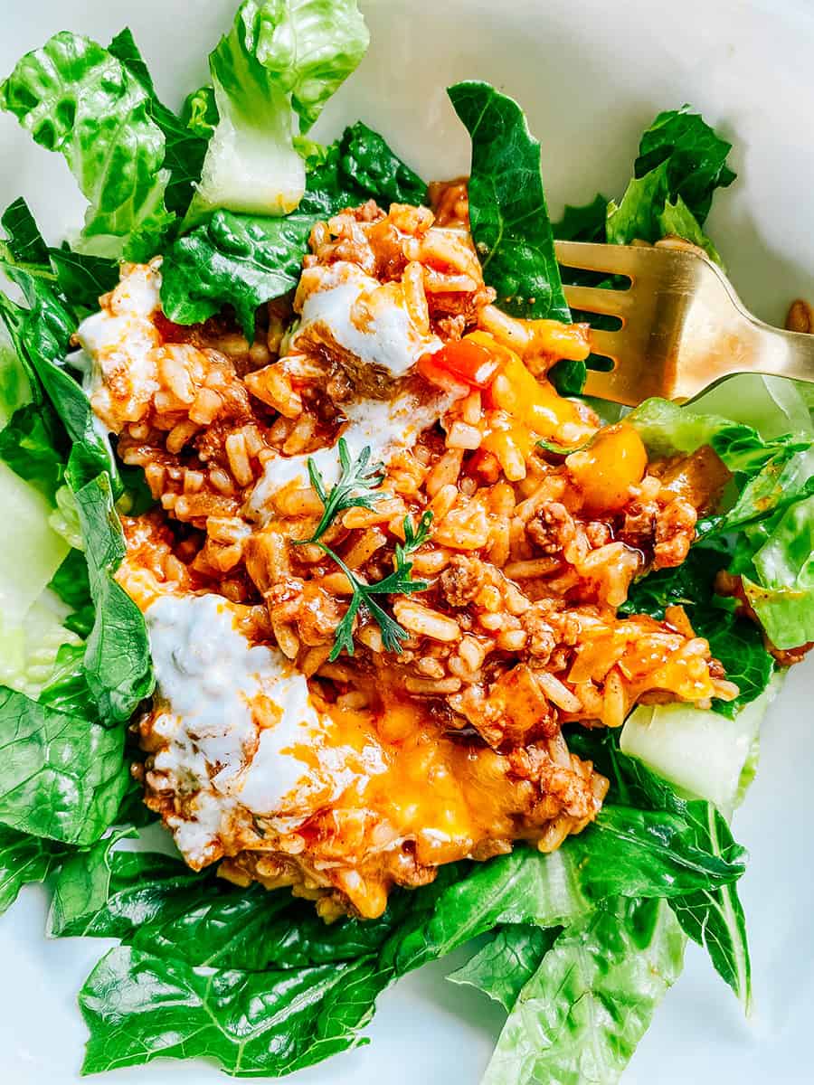 Bol de tacos sain composé de romaine fraîche et de la garniture de notre recette de poêle de riz aux tacos de boeuf. Délicieuse, copieuse et savoureuse !